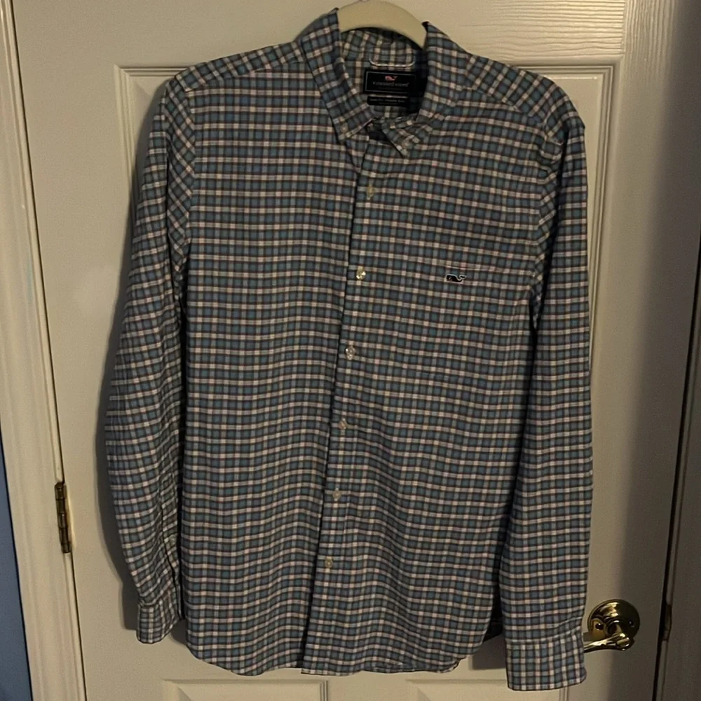 Vineyard Vines Performance medium button down shirt. - Picture 6 of 8